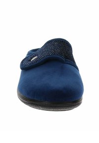 Ciabatta da uomo blu navy con una morbida texture in camoscio, caratterizzata da una fascia in tessuto blu a motivi sulla parte superiore e una suola in gomma nera.