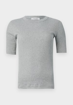 Graues, geripptes T-Shirt mit kurzen Ärmeln und rundem Halsausschnitt. Der Stoff wirkt weich und hat eine glatte Textur. Das Etikett trägt die Aufschrift "IVY OAK" am Hals.