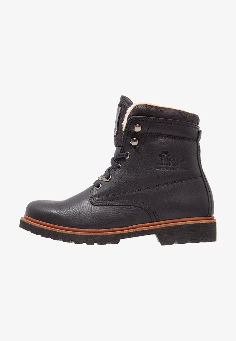 Bottine en cuir noir avec semelle marron, fermeture à lacets sur l'avant, œillets en métal et doublure en polaire visible au niveau du col.