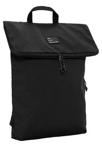 Mochila negra con solapa plegable, cierre de cremallera, asa superior y bolsillo lateral. Hecha de un tejido duradero, presenta un diseño elegante y minimalista.