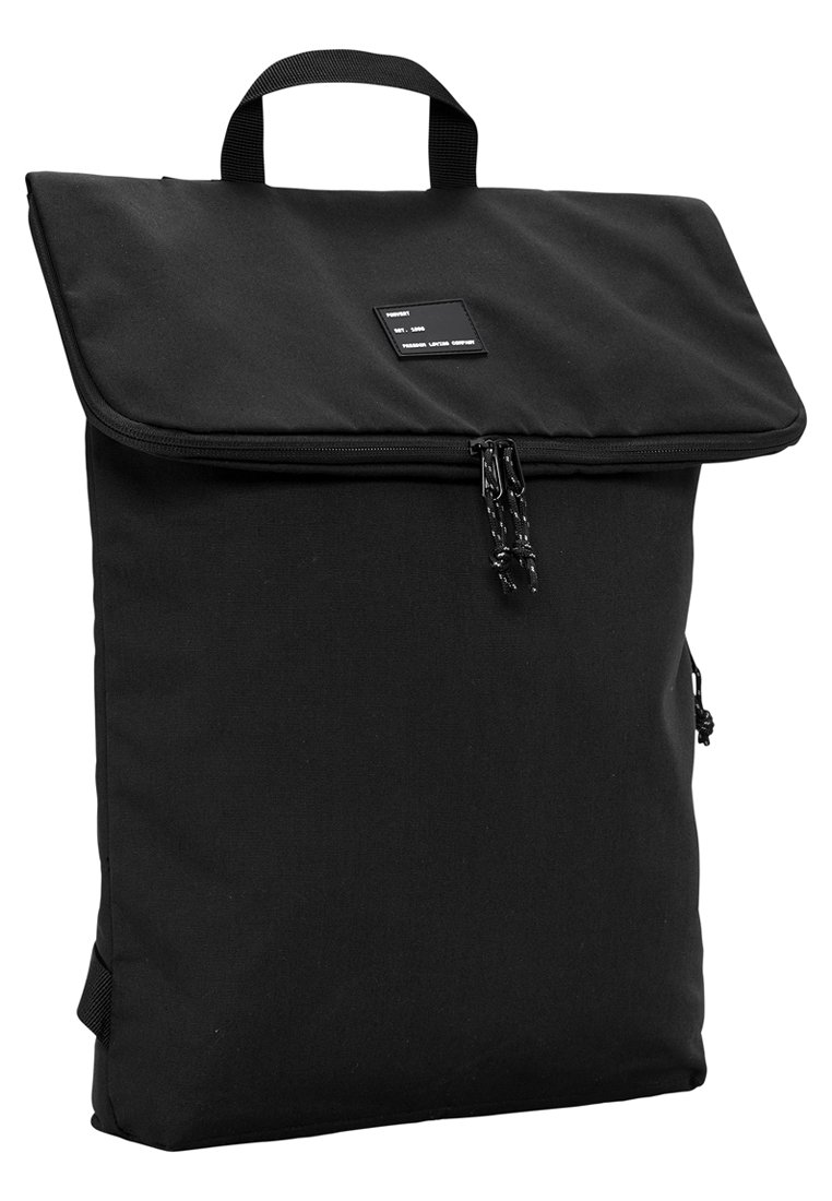 Mochila negra con solapa plegable, cierre de cremallera, asa superior y bolsillo lateral. Hecha de un tejido duradero, presenta un diseño elegante y minimalista.