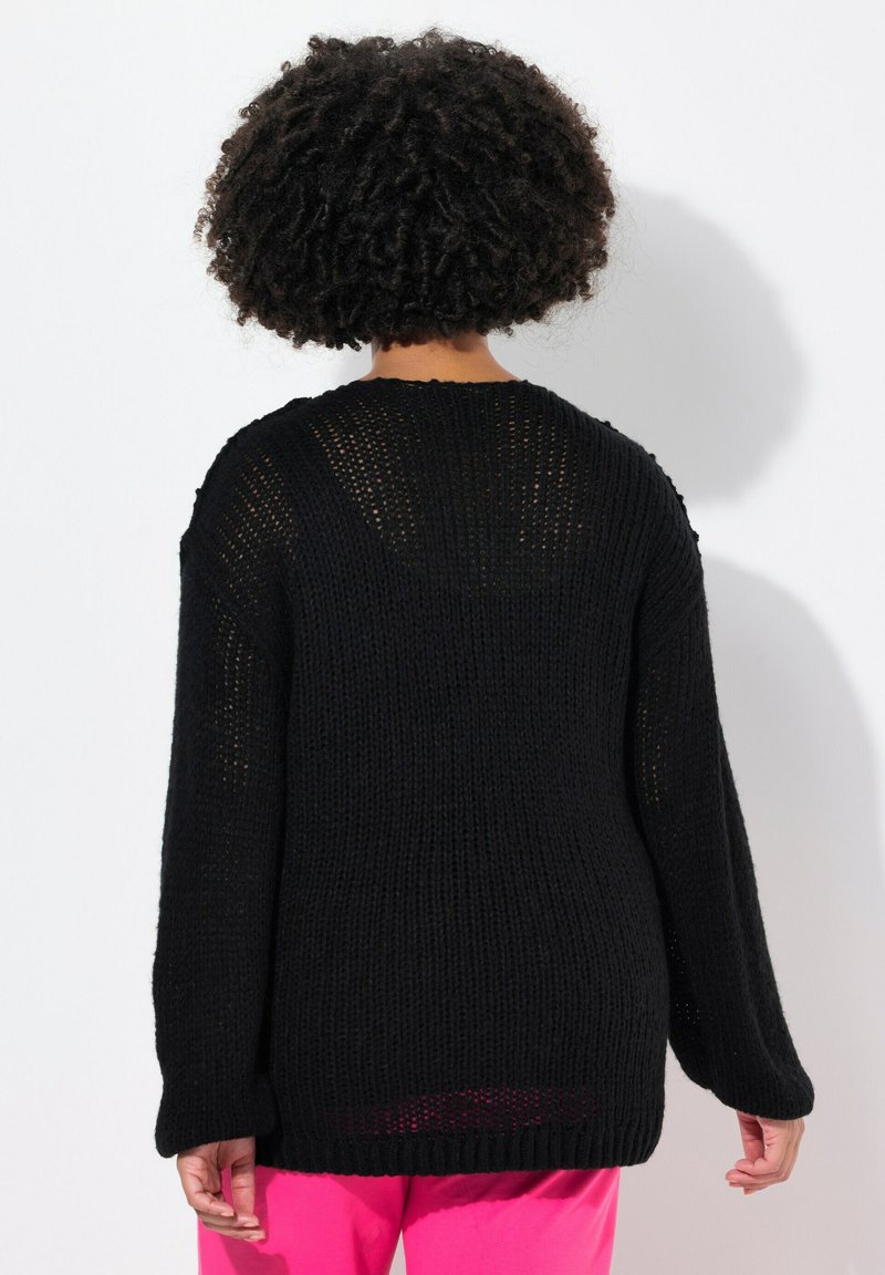 Maglione nero oversize in maglia con una vestibilità ampia, maniche larghe e un motivo testurizzato; presenta un design a maglia aperta sul retro.