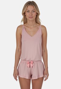 Conjunto de pijama rosa que incluye una camiseta sin mangas con escote en V y pantalones cortos con volantes y cintura elástica, adornado con un pequeño lazo rosa en el frente.