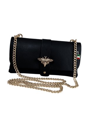Pochette en cuir noir texturé avec fermoir abeille doré et longue chaîne dorée, avec petit porte-bonheur drapeau italien sur le côté.