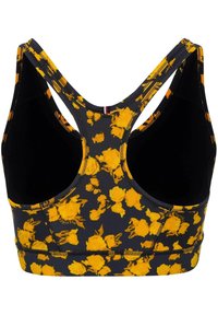 Sujetador deportivo negro con patrón floral amarillo, diseño de espalda nadadora, tela texturizada y detalles de ribete en contraste a lo largo de los bordes y costuras.