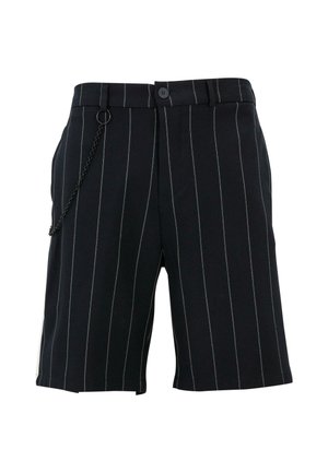Juodos juostelės šortai, pagaminti iš audinio, su vertikaliomis baltomis juostelėmis, turintys diržo kilpą ir grandinėlės detalę priekyje.