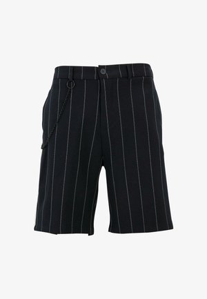 Juodos juostelės šortai, pagaminti iš audinio, su vertikaliomis baltomis juostelėmis, turintys diržo kilpą ir grandinėlės detalę priekyje.