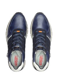 Baskets bleu marine en cuir lisse et en mesh. Présentent un accent orange sur les lacets, une semelle intermédiaire blanche et un logo rouge sur les semelles intérieures. Forme ronde classique.