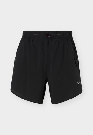 Svarte atletikksjorter med elastisk midjebånd, justerbar snor, sidelommer og liten reflekterende logo på nedre venstre ben.