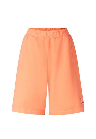 Lyse orange shorts med elastik i taljen, sidelommer og et lille logopatch nær den nederste kant på højre ben.