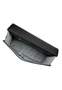 Bolso de mano negro texturizado con apertura de cremallera, que muestra un interior gris forrado con un patrón de logotipo repetido.