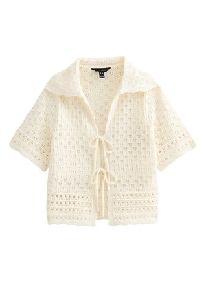 Cremefarbener Kurzarm-Strickcardigan mit weiter Kragenöffnung und zwei vorderen Binderverschlüssen, versehen mit einem zarten, strukturierten Muster.