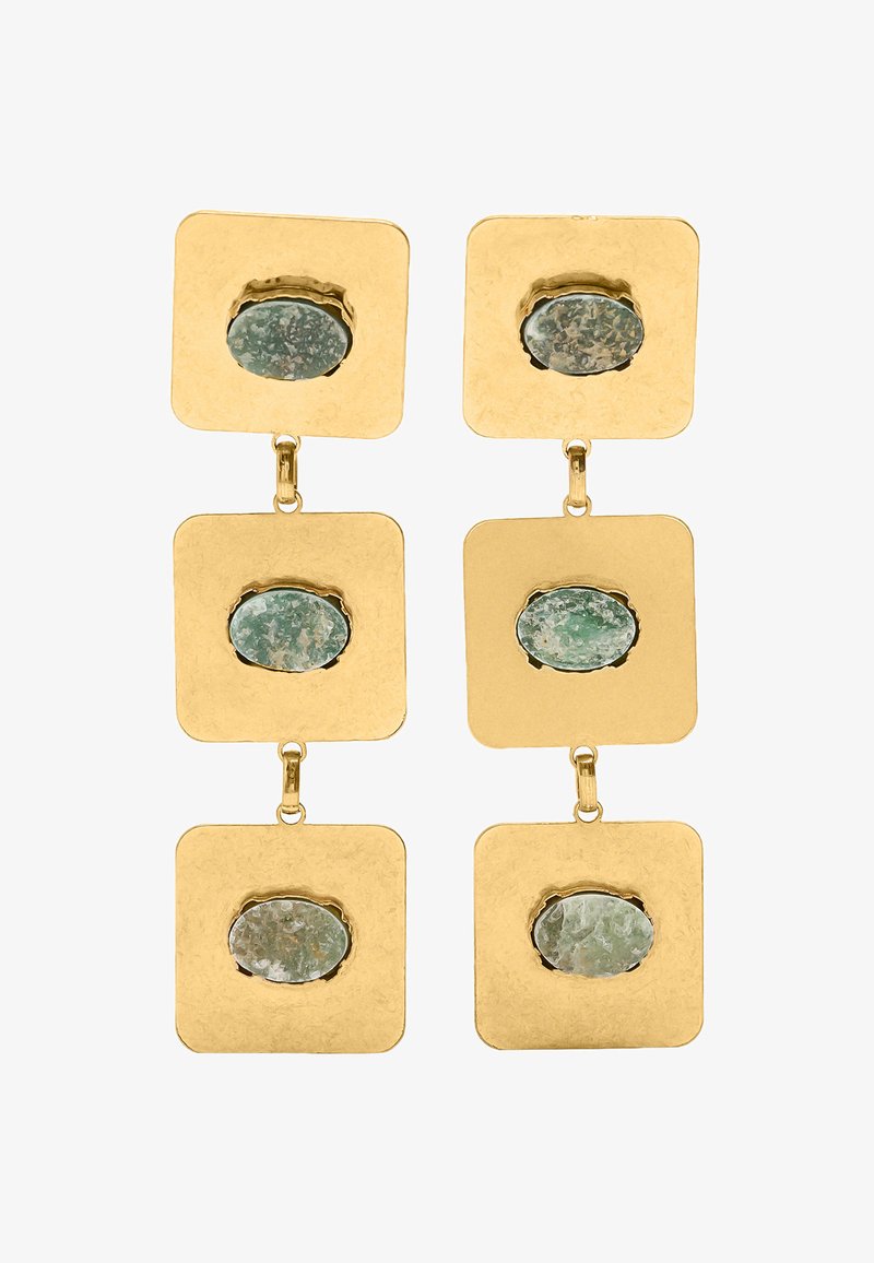 Złote kolczyki z czterema kwadratowymi złotymi płytkami i owalnymi akcentami zielonego kamienia. Teksturowana powierzchnia z błyszczącymi krawędziami, zawieszony wzór.
