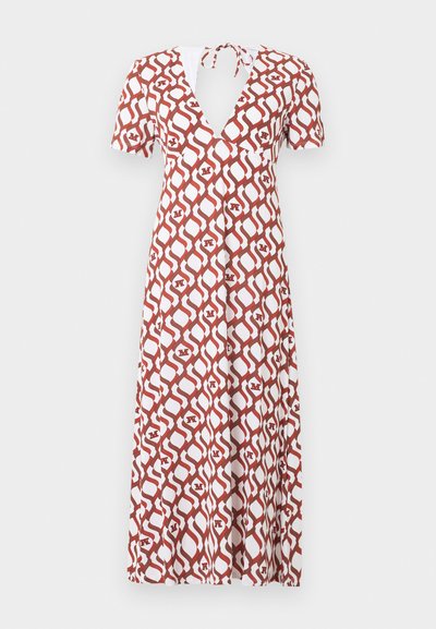 Μάξι φόρεμα με κοντά μανίκια, V-λαιμόκοψη και δέσιμο πίσω, με καφέ και λευκό γεωμετρικό μοτίβο και λεπτομέρειες με το γράμμα M.