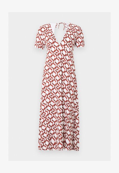 Μάξι φόρεμα με κοντά μανίκια, V-λαιμόκοψη και δέσιμο πίσω, με καφέ και λευκό γεωμετρικό μοτίβο και λεπτομέρειες με το γράμμα M.