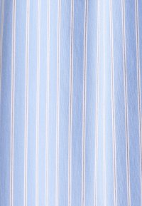 Tissu bleu clair avec des rayures fines blanches et sombres espacées régulièrement formant un motif régulier.