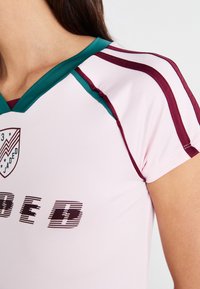 Jaded London FOOTBALL BABY TEE - T-shirt estampada - pink