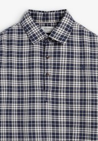 Camisa de cuadros azul y blanca de manga corta con cuello, que presenta botones marrones y un pequeño logo bordado en el pecho.