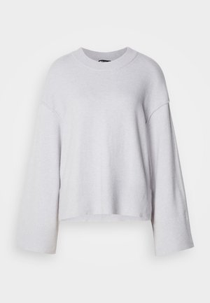 Gaišpelēka džemperis, izgatavots no mīksta adījuma, ar apaļu kakla izgriezumu, platām piedurknēm un īsām malām. Vienkāršs dizains bez rakstiem.