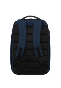 Zaino blu navy con pannello posteriore imbottito e testurizzato e spallacci neri regolabili. È dotato di una maniglia superiore e chiusura con cerniera.