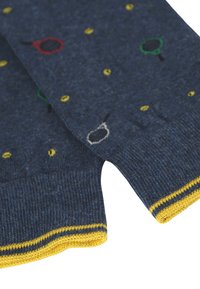 Calzini lavorati a maglia di colore blu navy con dettagli gialli al polsino. Presentano un motivo di racchette e palline da tennis in rosso, verde e giallo.