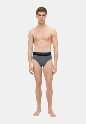 Slip grigi con una vita elasticizzata blu navy che mostra il logo "Emporio Armani". Il tessuto è morbido e liscio, progettato per il comfort.