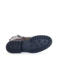 Bottines en cuir marron avec un dessus texturé, fermeture à glissière sur le côté et semelle extérieure en caoutchouc noir durable avec un motif de crans.