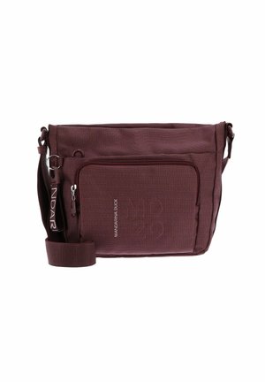 Sac messager bourgogne avec un surface texturée, poche zippée à l'avant, bandoulière ajustable et logo, conçu pour un rangement portable.