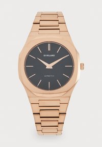 Ultradünne roségoldene Uhr mit schwarzem Zifferblatt, minimalistischen Stundenmarkierungen und flacher Gliederarmbandgestaltung. Verfügt über ein auffälliges Markenlogo.