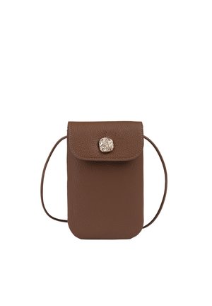 Bruine, getextureerde leren crossbodytas met klep en een enkele decoratieve goudkleurige getextureerde knop in het midden.