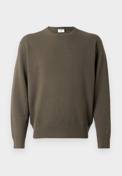 Khaki rohelise värviga kampsun, millel on tekstuurne muster, ümar kaelus ning soonikuga varruka- ja alumine äär. Kergete materjalide kombinatsioon, juhuslik disain ilma kaunistusteta.