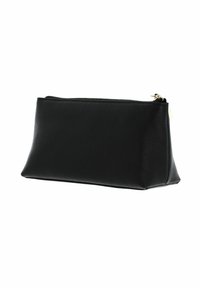 Pochette en cuir noir avec une surface texturée, de forme rectangulaire, fermeture éclair sur le dessus et fond incurvé pour la stabilité.