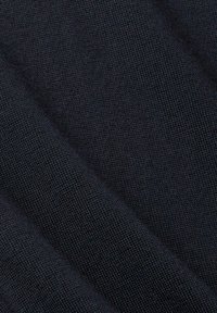 Tessuto blu scuro con un motivo di maglia testurizzato, caratterizzato da costine diagonali che aggiungono una sottile profondità e un interesse visivo.