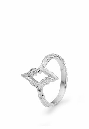 Sidabrinis žiedas, puoštas sudėtingu, tekstūruotu lapų raštu, su smailiu kontūru ir atviru centru, poliruoto paviršiaus.