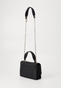 Schwarze, strukturierte Handtasche mit einem geflochtenen Design, ausgestattet mit einem kurzen Tragegriff und einem langen Kettenriemen. Goldene Hardware akzentuiert die Tasche.