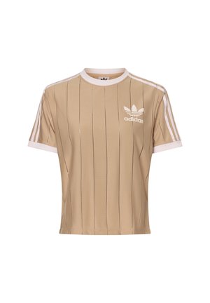 Camiseta beige de manga corta Adidas con finas rayas verticales, ribete blanco, tres franjas en los hombros y el logotipo Trefoil en el pecho.