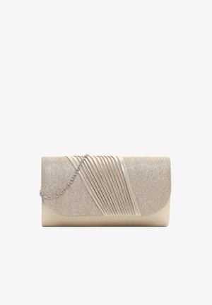 Schimmernde beige Clutch mit diagonal gerafftem Design und silberner Kettenriemen vor weißem Hintergrund.