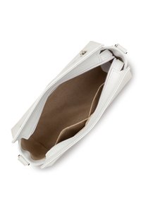 Borsa a tracolla bianca in pelle con una texture morbida e chiusura con zip superiore. L'interno presenta una fodera in tessuto beige e numerose tasche per l'organizzazione.