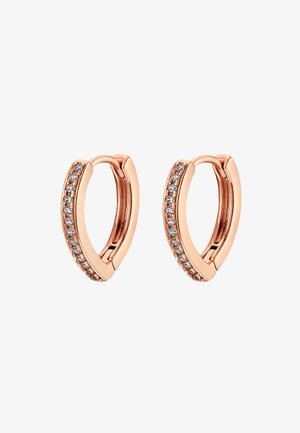 Różowe złote kolczyki-hoop o błyszczącej powierzchni i rzędzie małych przezroczystych kamieni wzdłuż jednej krawędzi. Okrągły kształt z mechanizmem zamknięcia na zawias.