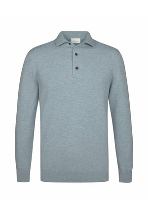 Polo de manga larga en azul claro, fabricado con tela suave. Presenta una tapeta de tres botones y puños acanalados, con un diseño de cuello clásico.