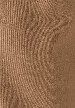 Bruine stof met een gladde textuur en een subtiel diagonaal weefpatroon. De kleur is uniform zonder patronen of accenten.