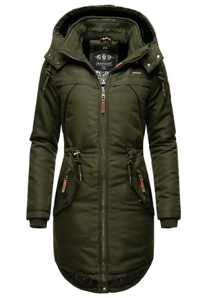 Zelena parkica s kapuljačom, zatvaranje na patentni zatvarač, pojas na vezanje, dva prednja džepa i strukturirani detalji na džepovima. Podstavljeni unutarnji dio.