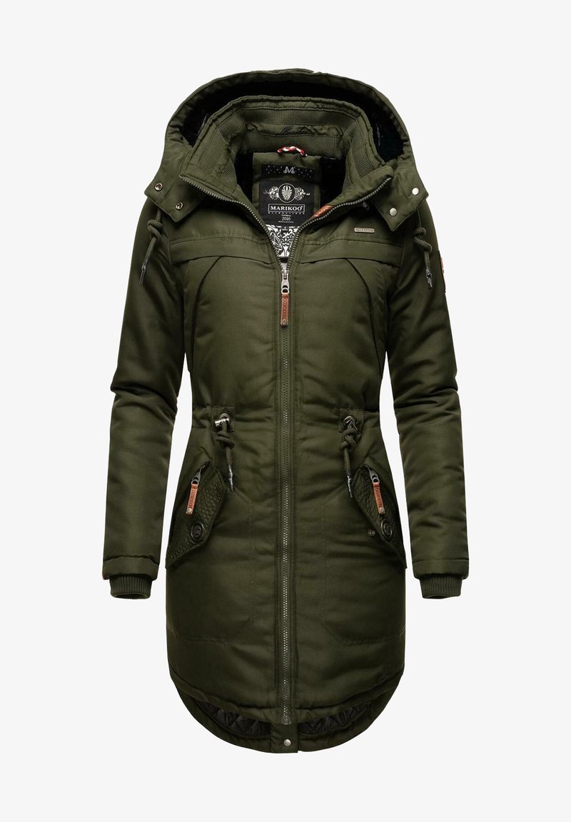 Grön parka med huva, dragkedjestängning, dragsko i midjan, två framfickor och texturerade detaljer på fickorna. Fodrad insida.