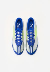 Blauwe en zilveren sportschoenen met een gestroomlijnd ontwerp, voorzien van neon groene accenten, een gestructureerde bovenkant en een patroon op de zool.