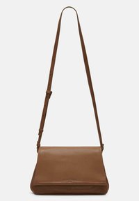 Borsa a tracolla in pelle marrone con patta piatta, tracolla regolabile e design minimalista. Presenta un logo embossato sottile sul fronte.
