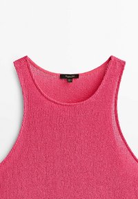 Débardeur rose en maille avec larges bretelles et encolure ronde, présentant un tissu texturé et un détail d'étiquette discret.