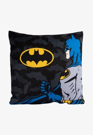 Cuscino nero con un'illustrazione di Batman, con un design blu e grigio. Il logo di Batman giallo è ben in evidenza su uno sfondo scuro.