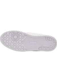 Hvit gummisåle til sneakers med sirkulært og mønstret grep, med en teksturert side og en glatt, flat overflate.