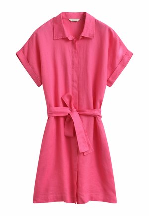Robe-chemise rose à manches courtes avec col et ceinture à nouer à la taille, avec manches retroussées et patte de boutonnage dissimulée à l'avant.