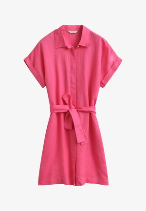 Robe-chemise rose à manches courtes avec col et ceinture à nouer à la taille, avec manches retroussées et patte de boutonnage dissimulée à l'avant.